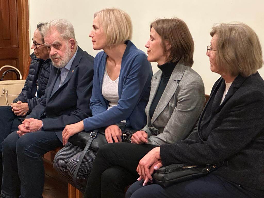 Rodzina Piotra Bartoszcze i Andrzej Gwiazda przed rozprawą